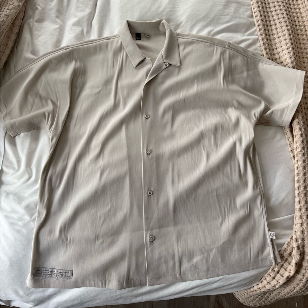 Men’s Lululemon button down short sleeve